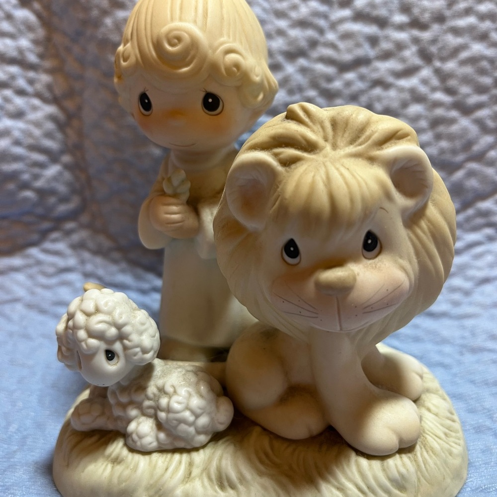 Precious Moments “Peace on Earth”. Charming Animal Lion and the Lamb Figurine
